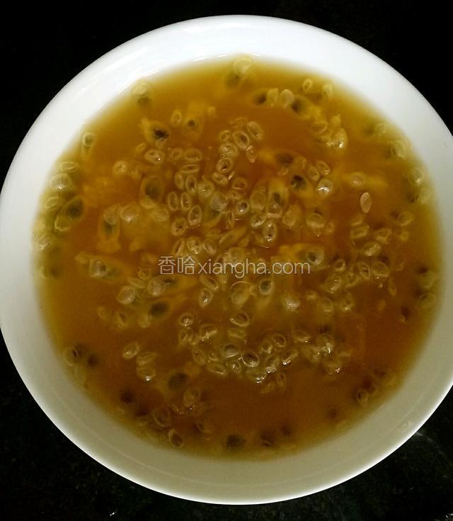 开水倒满一饭碗。