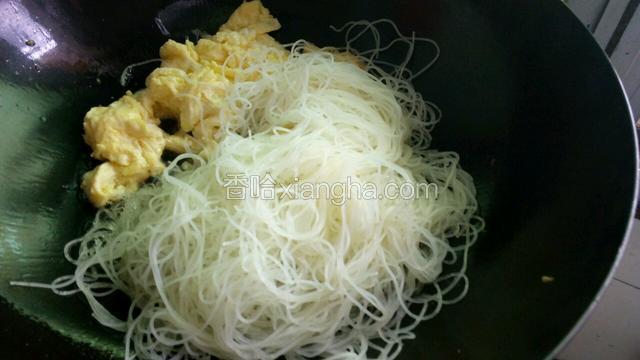先转小火再放入米粉翻炒