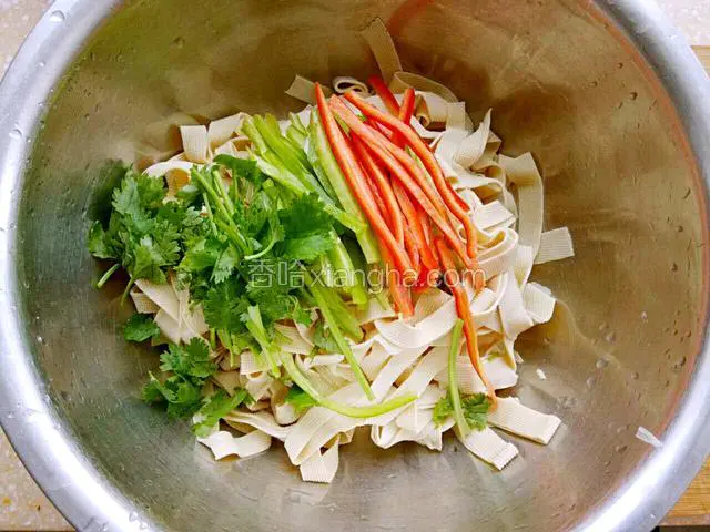 干豆腐沥干水分放盆中，加青红椒，香菜段。
