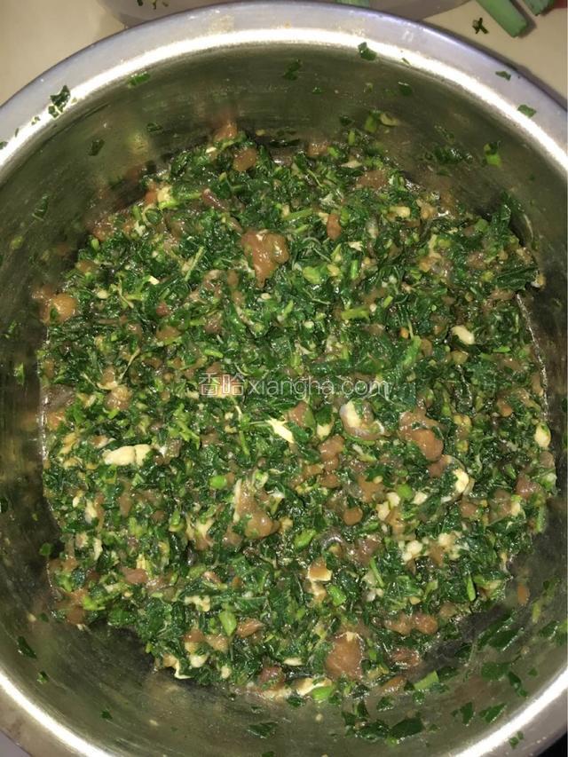 将猪肉和苋菜混合后，加入除食用油外的所有调味品搅拌均匀后，加入食用油。