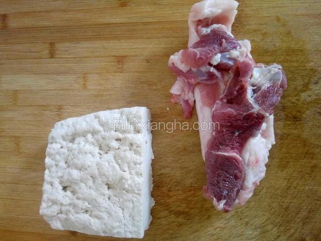 准备好猪肉和豆腐。和豆腐搭配猪肉可以用比较肥的
