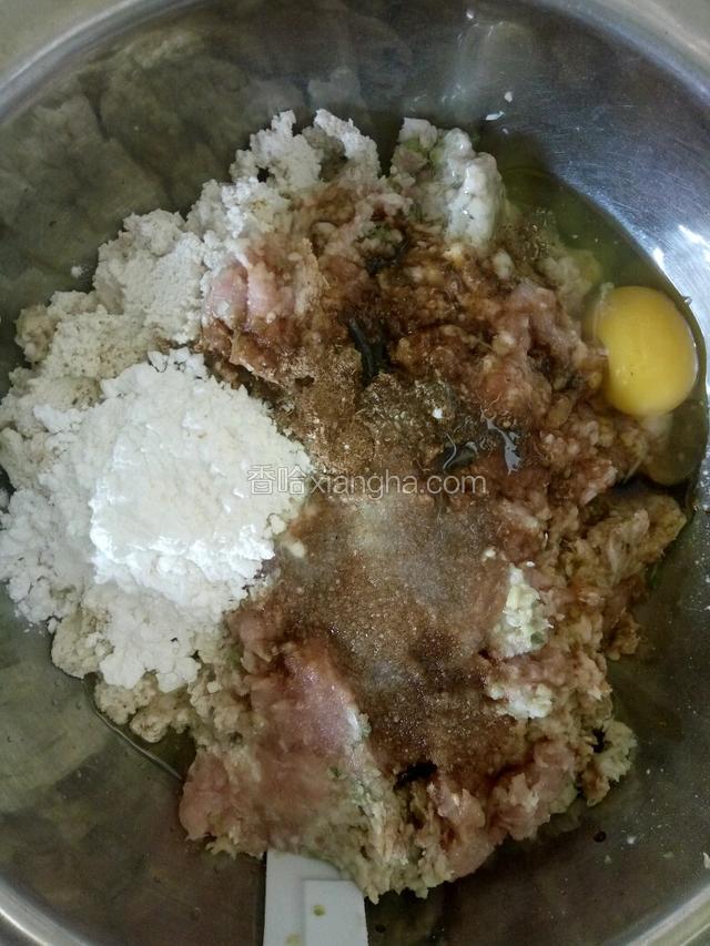 将绞好的食材放入花生油、酱油、味达美、盐、料酒、花椒粉、玉米淀粉和鸡蛋。(选的肉不是很瘦，可以少放点花生油)