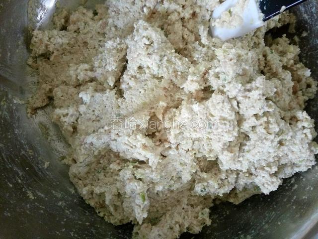 将配料与食材搅拌均匀