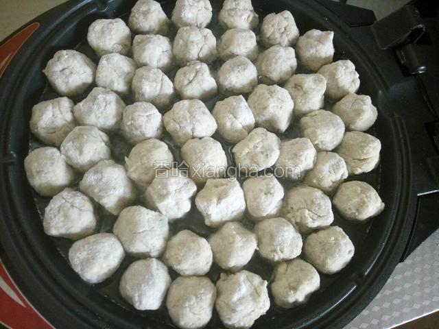 将电饼铛预热，花生油必须漫过底面(用什么锅都可以，多放油就行)。预热好将丸子放到锅里