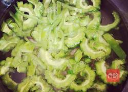 凉拌爽口苦瓜的做法图解2