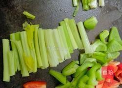 红椒芹菜鱿鱼卷的做法图解7