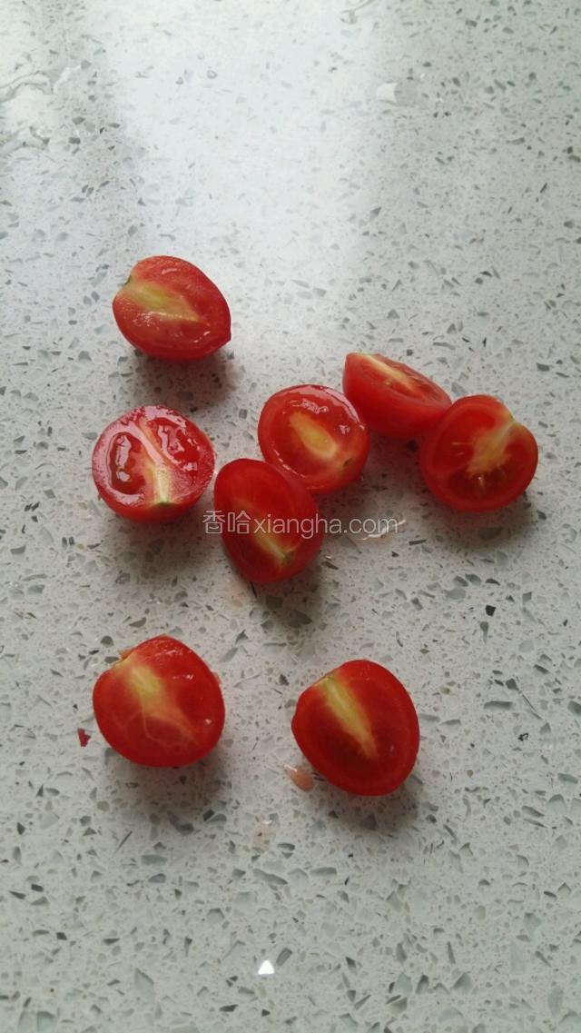 圣女果对半切开备用