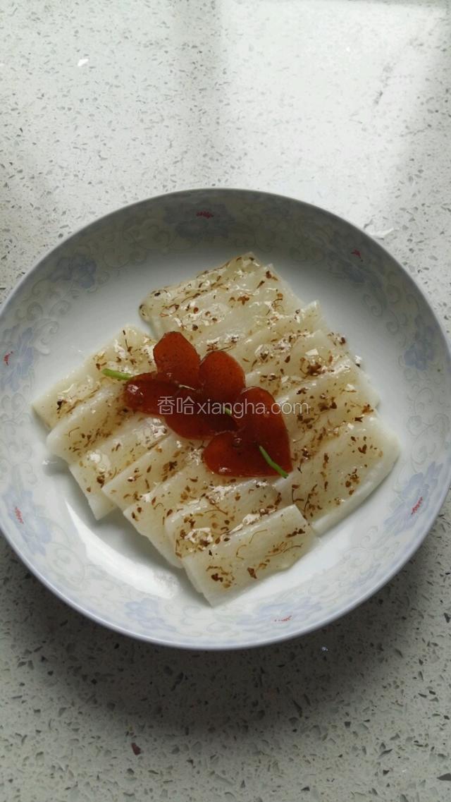 将山药层层铺设摆盘上锅蒸十分钟，用香菜茎串起三片心形山楂摆在蒸好的山药上，淋上糖桂花。