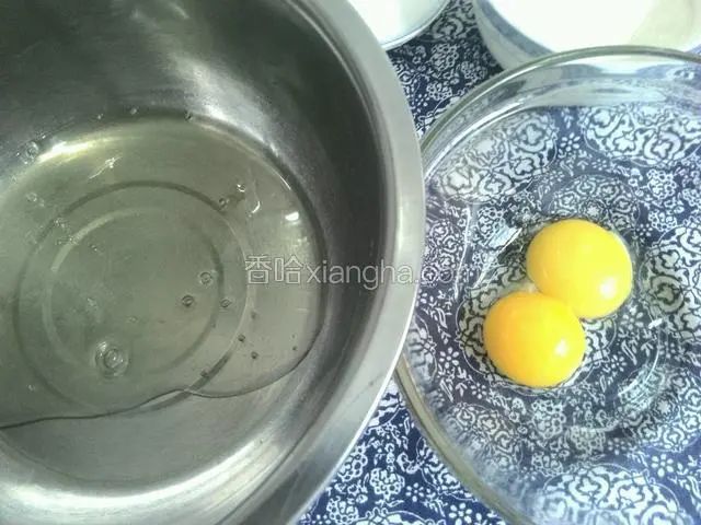准备无水无油的容器，分离蛋白蛋黄。
