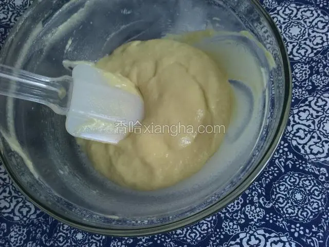 放入红豆奶和色拉油拌匀，筛入低粉刮板拌匀。