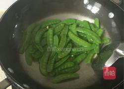 荷兰豆炒腊肠的做法图解3