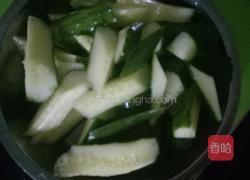黄瓜酱爆鱿鱼圈的做法图解2