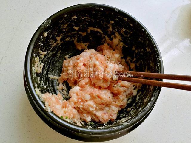 用筷子一个方向搅打上劲。