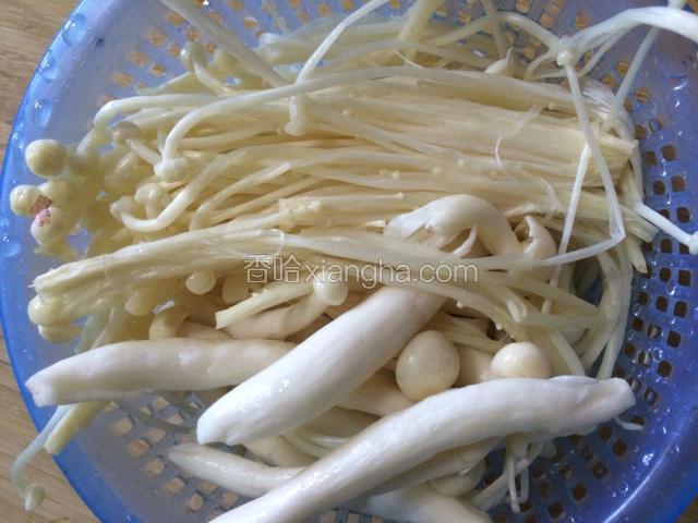 将蟹味菇和金针菇洗净备用