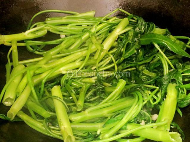放入空心菜大火爆炒。