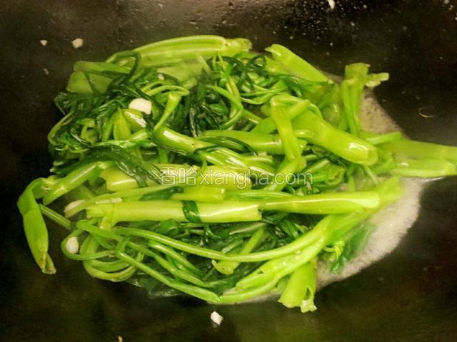 加入适量盐和清水，炒熟即可。