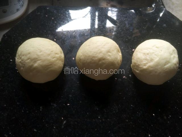称出等量的三个面团松弛15分钟