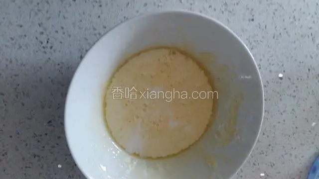 再加入牛奶搅拌打匀。