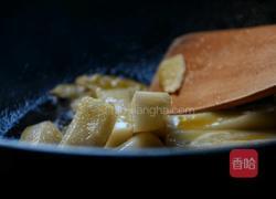 河蟹炒年糕的做法图解5