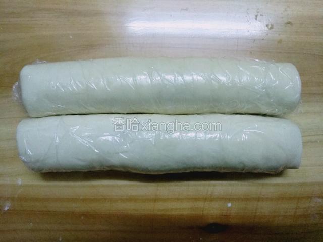 白色放底下，红糖粉的放上面，卷紧，用保鲜膜卷好放急冻，冻一会。
