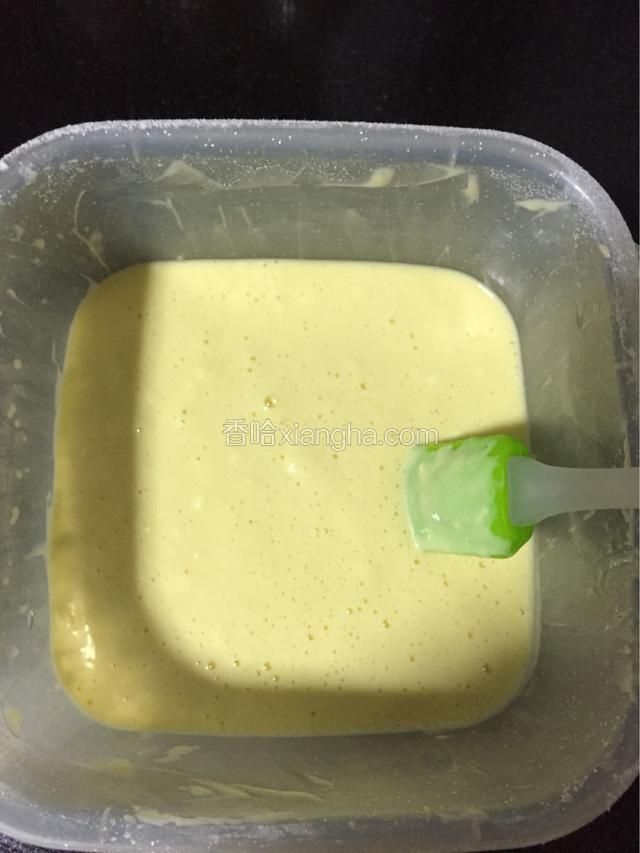 用橡皮刮刀翻拌均匀，拌成没有面粉颗粒的均匀面糊