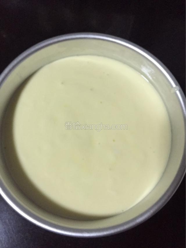 充分将两者混合倒入蛋糕模具中，轻震几下消去里面的大气泡