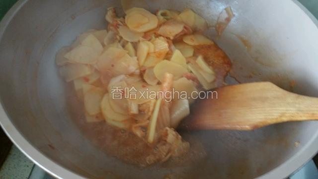 下入辣白菜继续翻炒，可以加入少许水炖几分钟，加入适量葱姜蒜末，炒香即可出锅