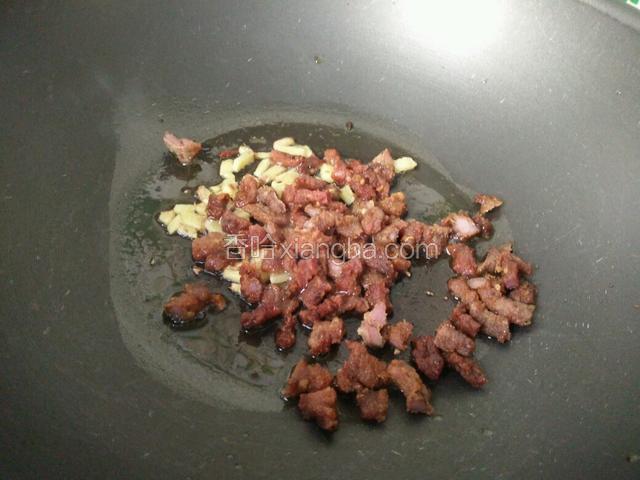 放进肉粒翻炒一分钟，因为是熟肉，所以只要肉粒烧热就可以