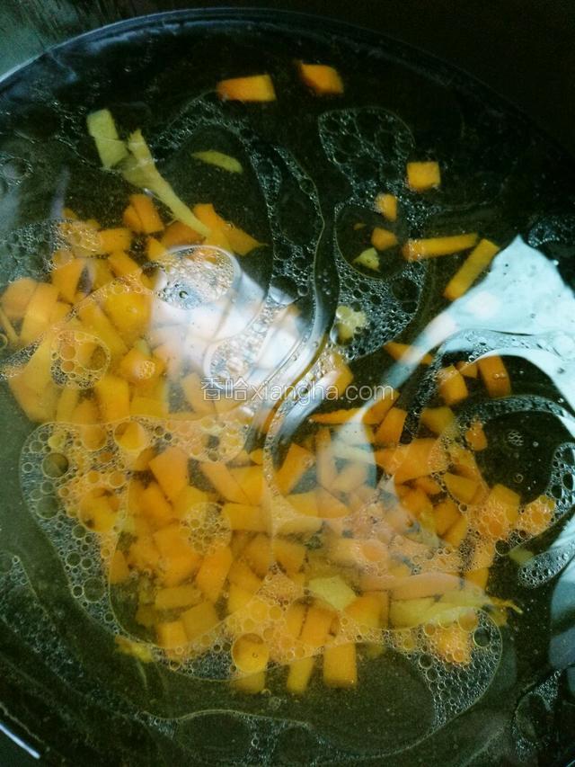 倒入适量清水