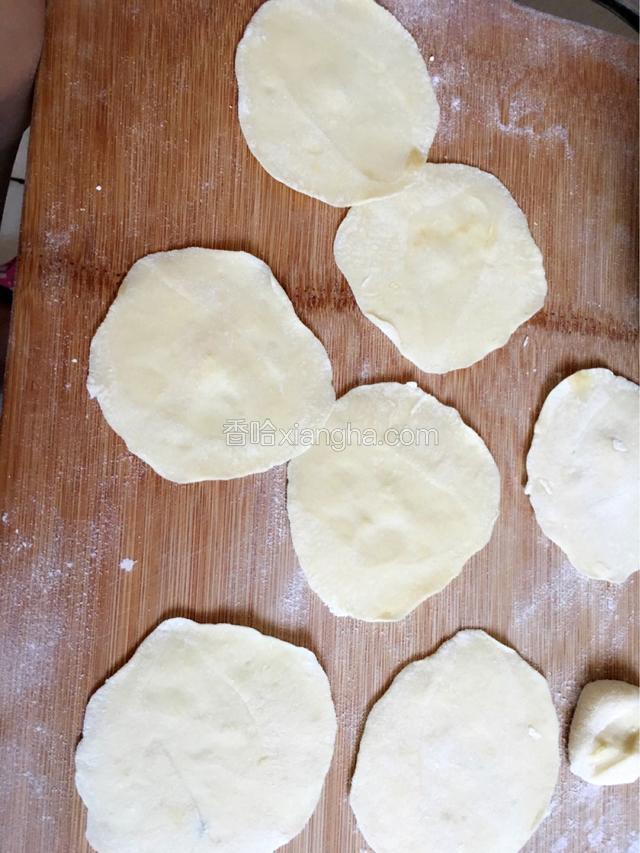 擀成薄饼。