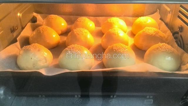 烤箱预热10分钟。烤箱温度180度