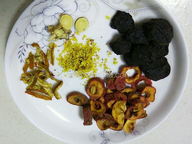 准备好食材，把乌梅干儿和山楂干儿泡开