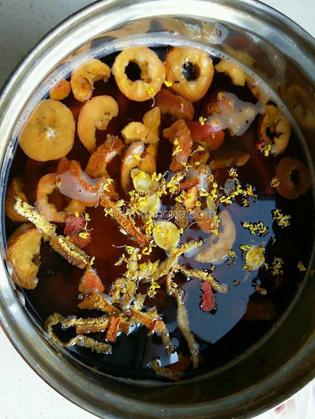 把所有的食材（除去一半桂花）洗干净，加冰糖放入1500毫升水里煮