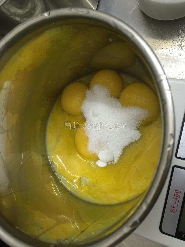 蛋黄加糖快速搅拌微发状态