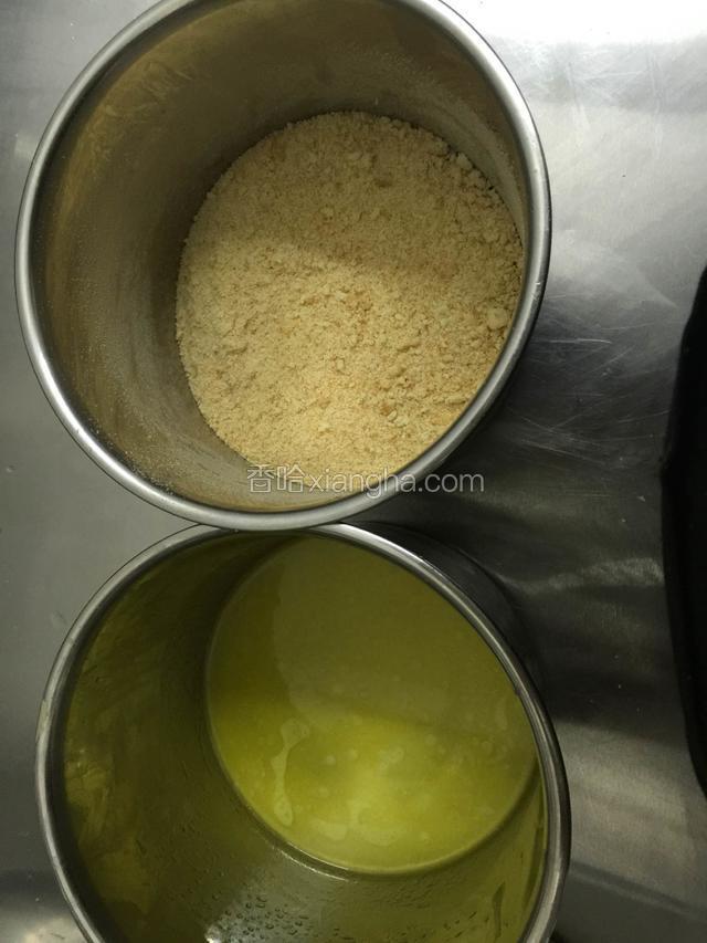 手指饼干打碎.黄油隔水融化.两个放在一起搅拌均匀.