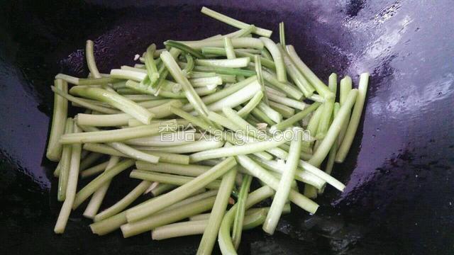 倒入番薯茎入锅翻炒