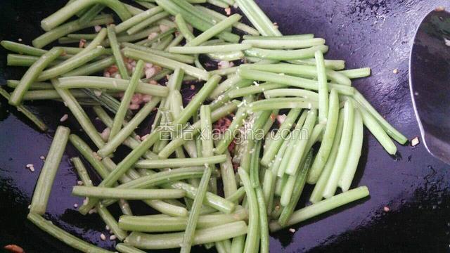 炒至番薯茎变色，变软，下盐，鸡精搅拌均匀出锅