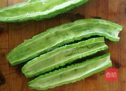 苦瓜炒蛋的做法图解1