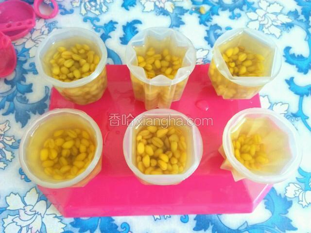 另一个模具要照样盛好