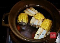 胡萝卜玉米骨头汤的做法图解6