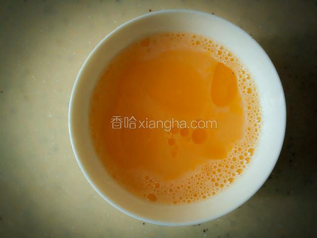 加入温开水至大半碗，放入盐，油，在用搅蛋器搅下至盐融化