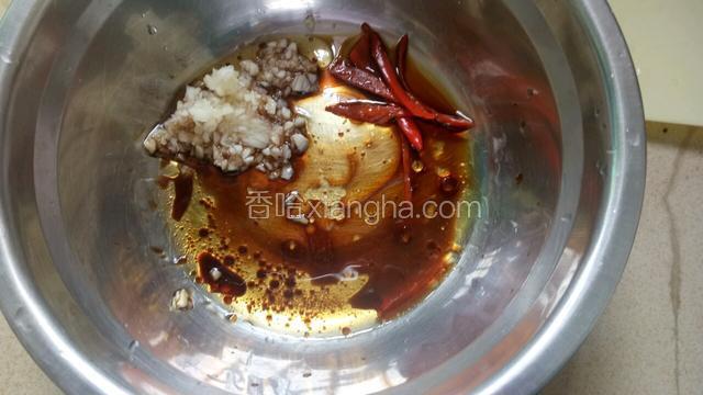 剁碎蒜头,放入碗里,加入辣椒芝麻油,醋