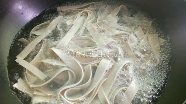 锅里放入适量水煮开放入豆皮
