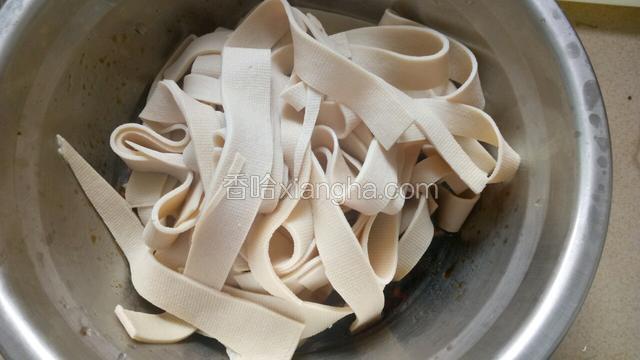 煮两分钟后捞起晾凉