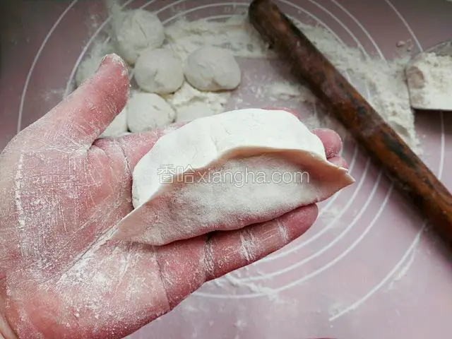 捏成饺子状，像这样就行了。