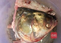 鱼头烧豆腐的做法图解1