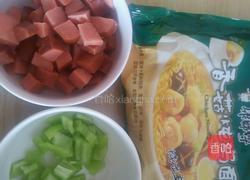香肠拉面的做法图解1
