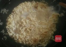 香肠拉面的做法图解2