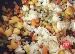 菠萝蛋炒饭的做法图解5