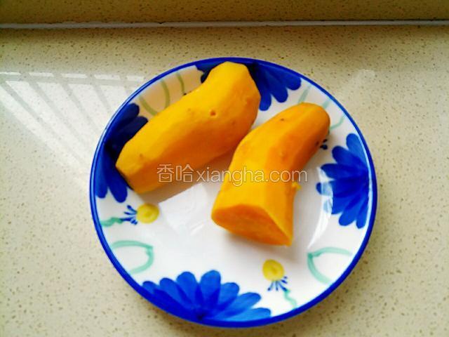 红薯去皮入锅隔水蒸30分钟